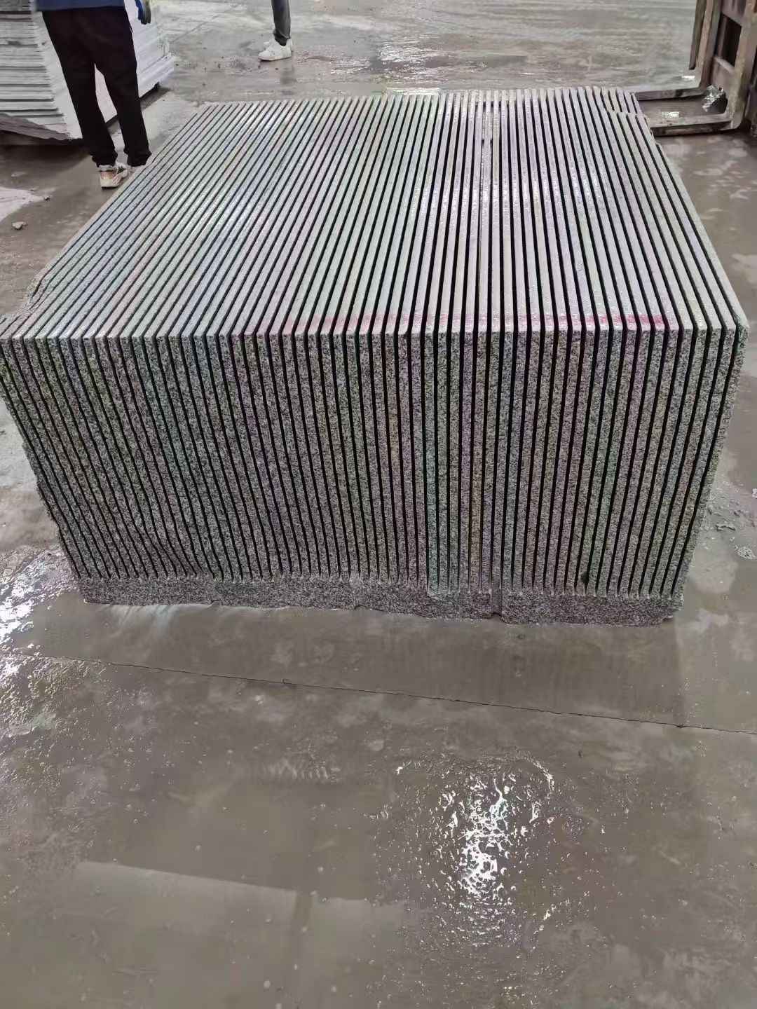 张家界芝麻白毛板荒料切割